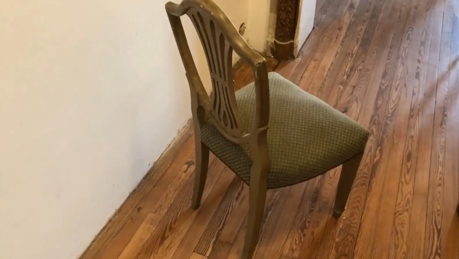 Seitenansicht von 10 antiken maison jansen Stühlen in einem klassischen Umfeld.