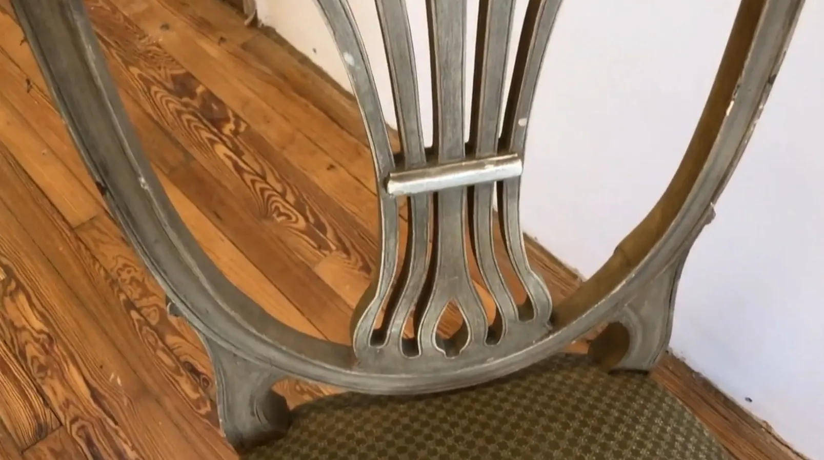 Conjunto de 10 cadeiras antigas com detalhes únicos para restaurar em um ambiente acolhedor.