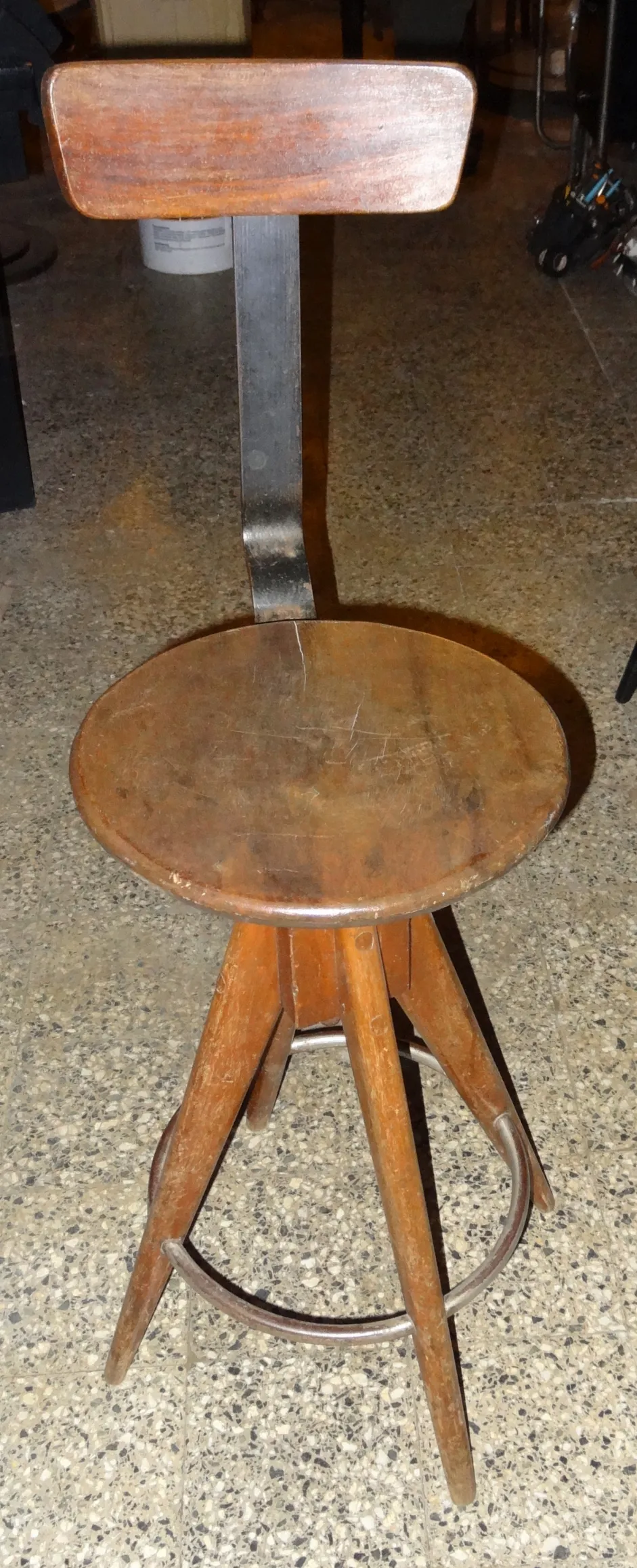 Banqueta antigua de madera con respaldo en un entorno clásico