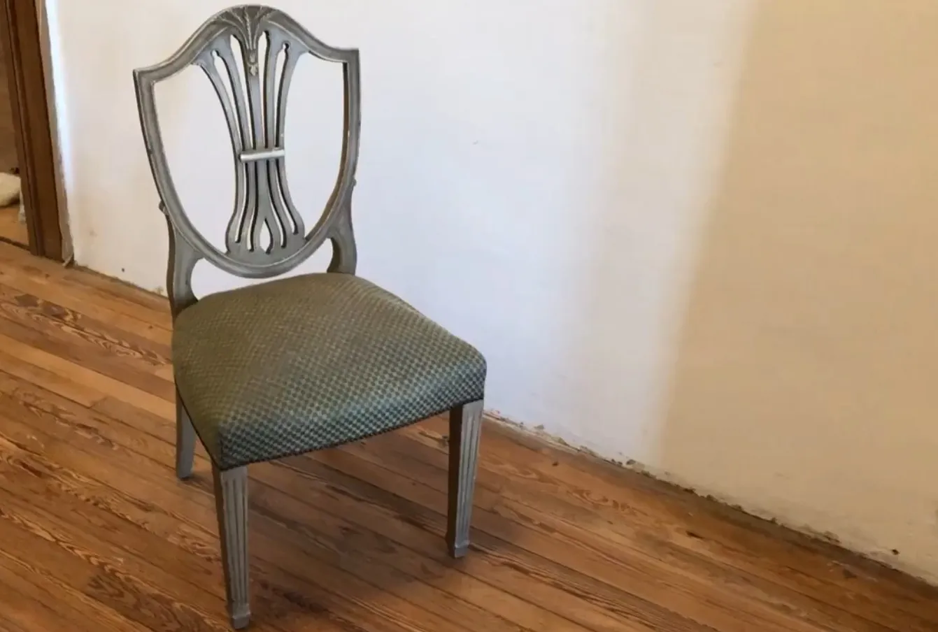 Vista laterale di 10 sedie antiche maison jansen in un ambiente minimalista