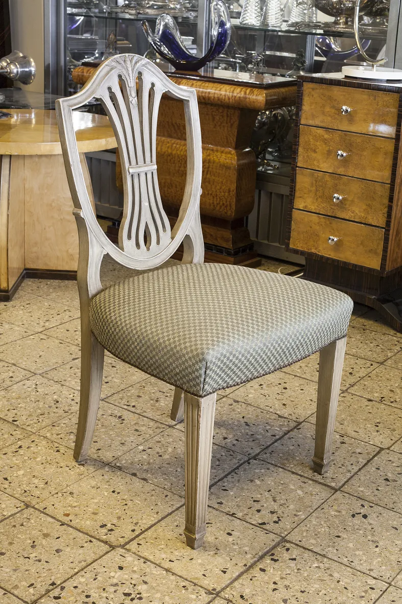 10 sedie antiche da restaurare con design classico in un ambiente accogliente.