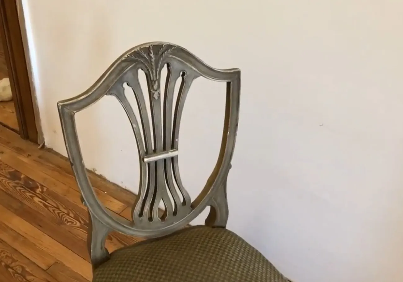 Vue d'une chaise ancienne avec finition artistique, dans un cadre rustique, adaptée à la restauration.