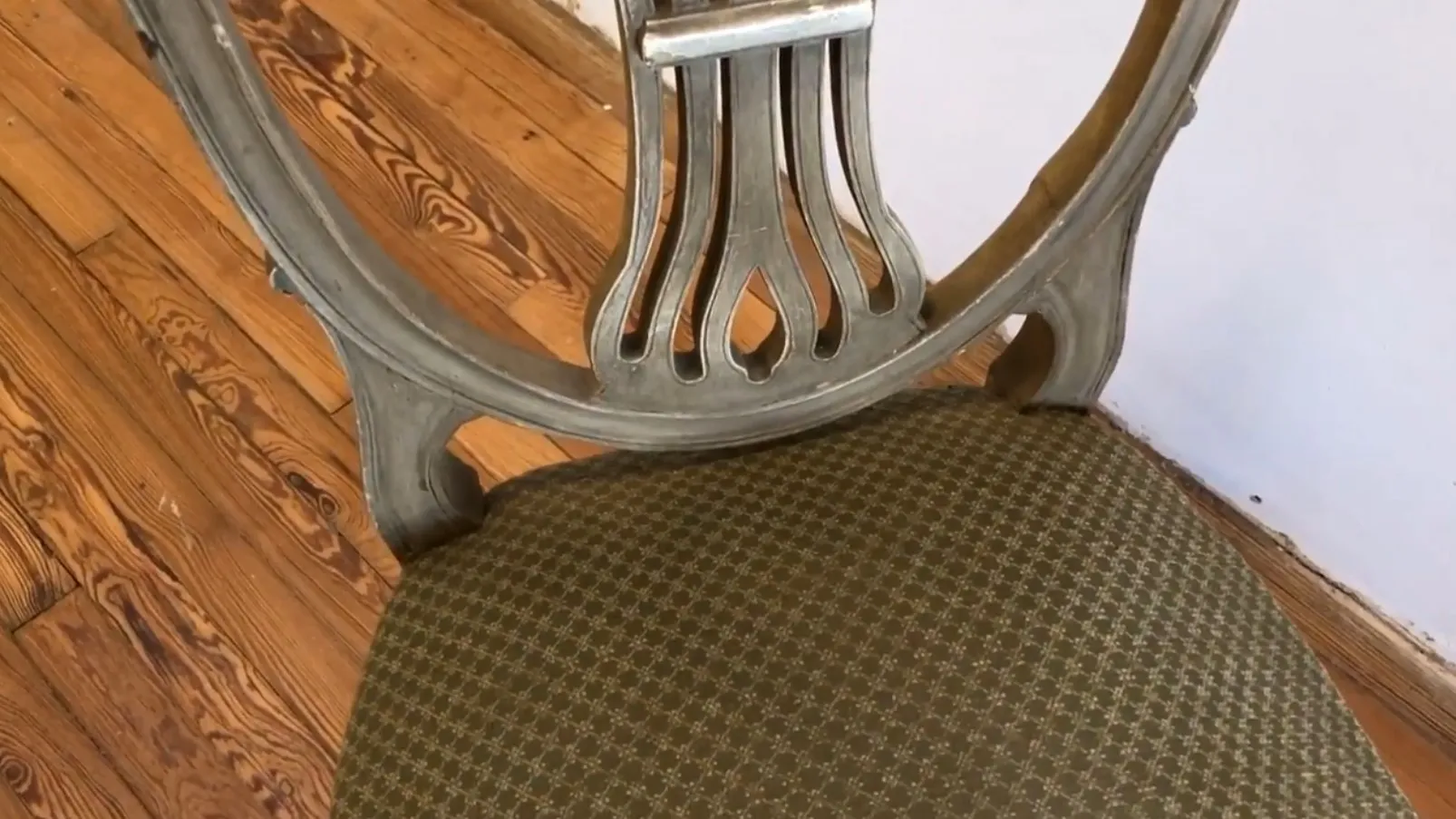 10 chaises anciennes dans un cadre accueillant, avec des designs détaillés.