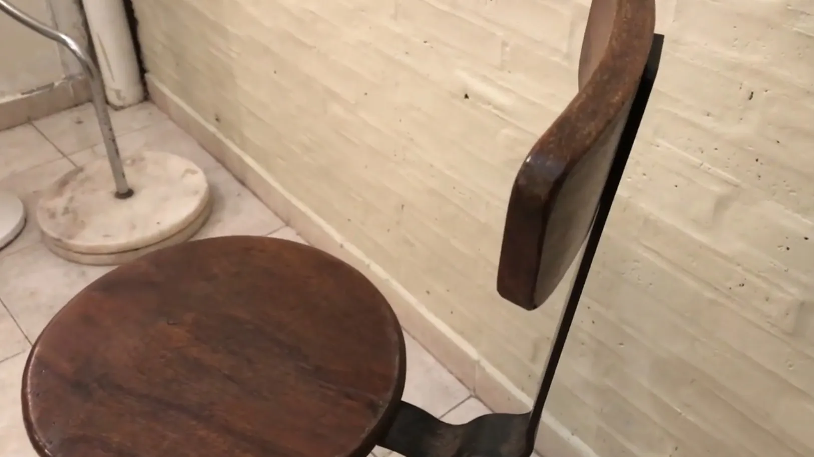 tabouret en bois ancien dans un cadre simple