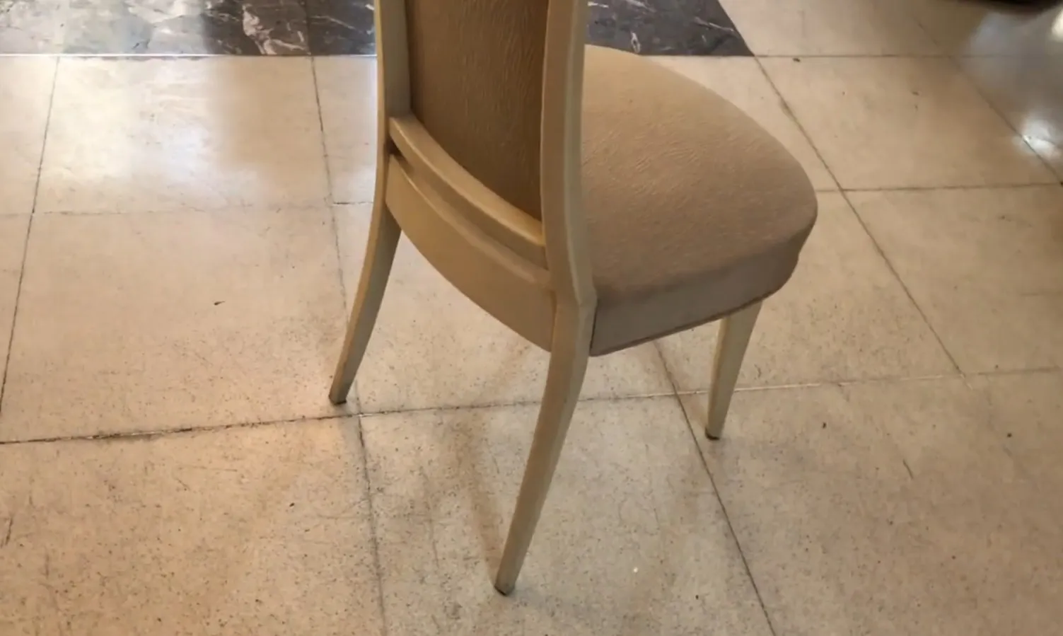 Immagine di 12 sedie antiche che necessitano di restauro in un ambiente neutro.