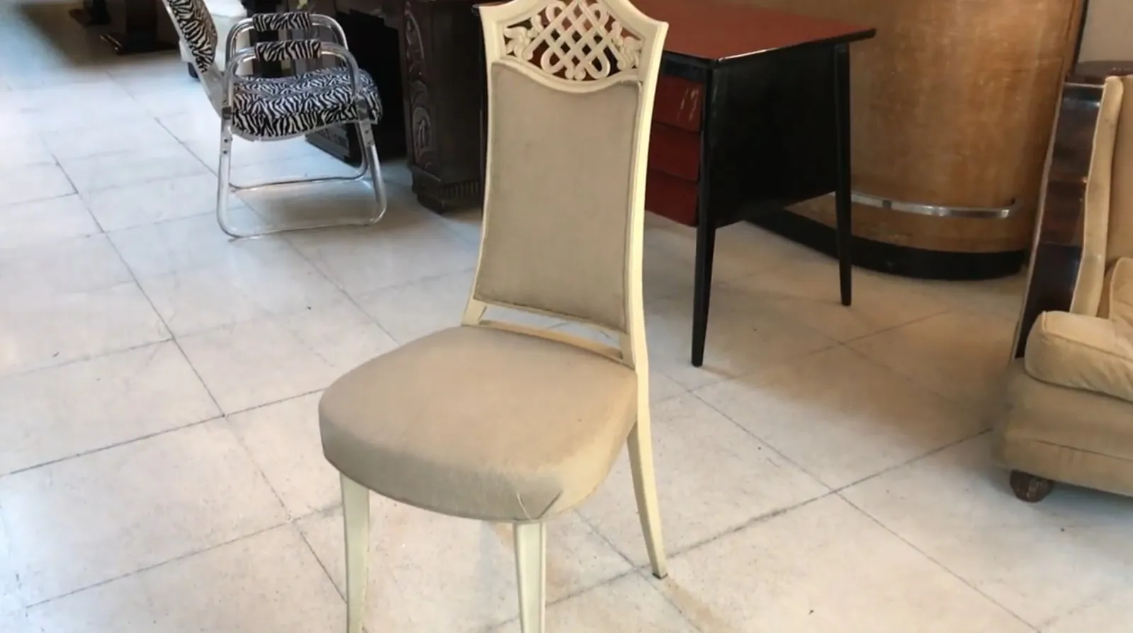 Conjunto de 12 cadeiras antigas para restaurar em um ambiente clássico