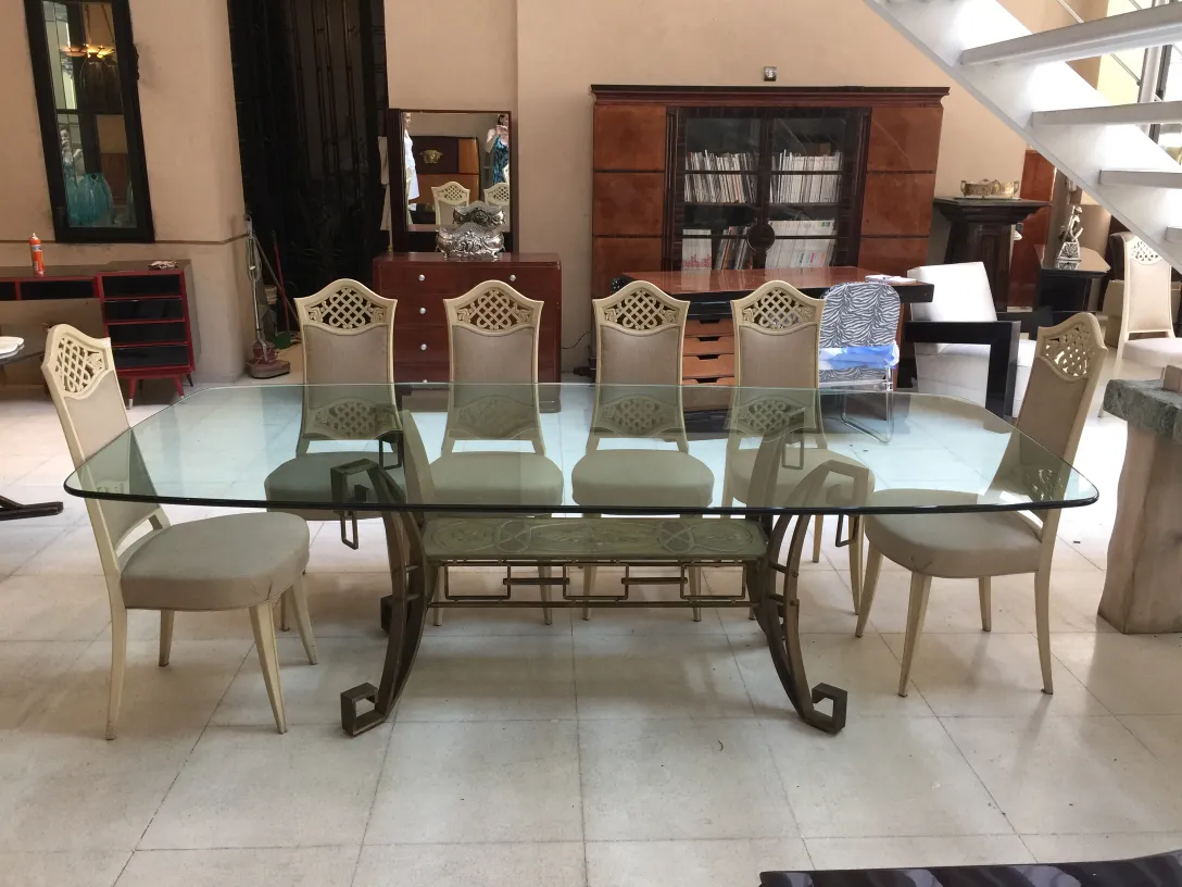 12 sillas antiguas en un ambiente elegante y acogedor