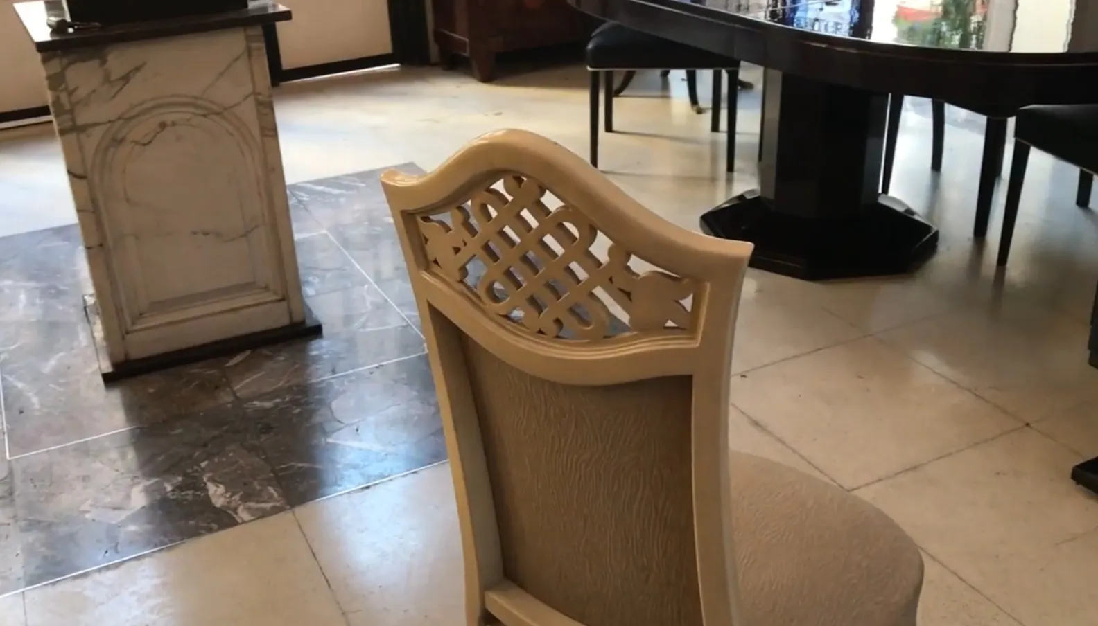 Cadeiras antigas prontas para restaurar em um ambiente elegante