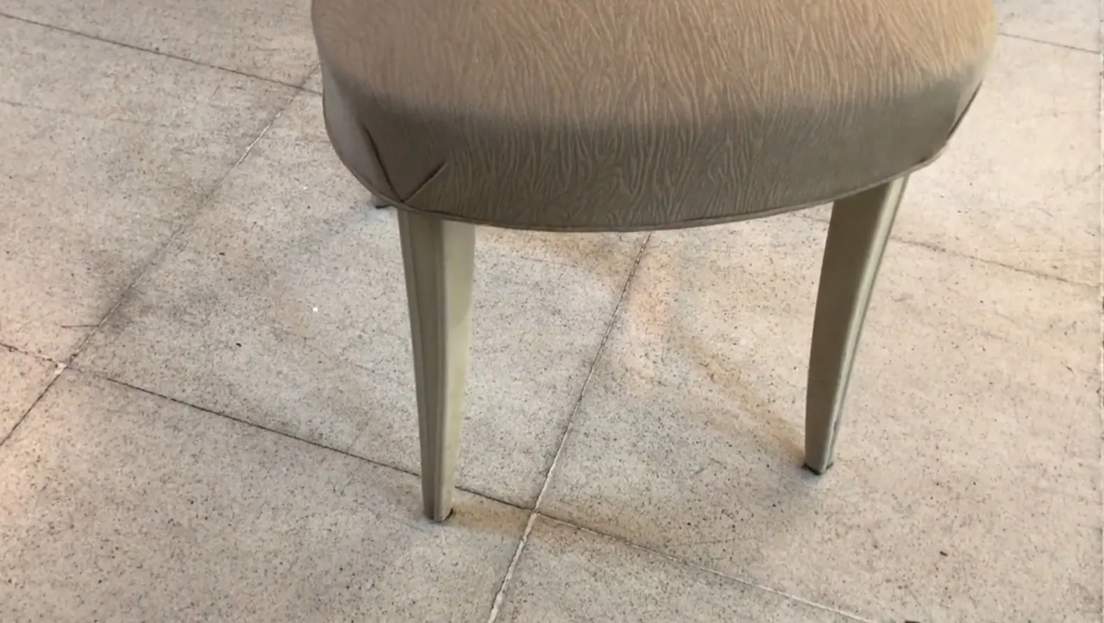 Vista dettagliata di sedie antiche da restaurare in un ambiente neutro.