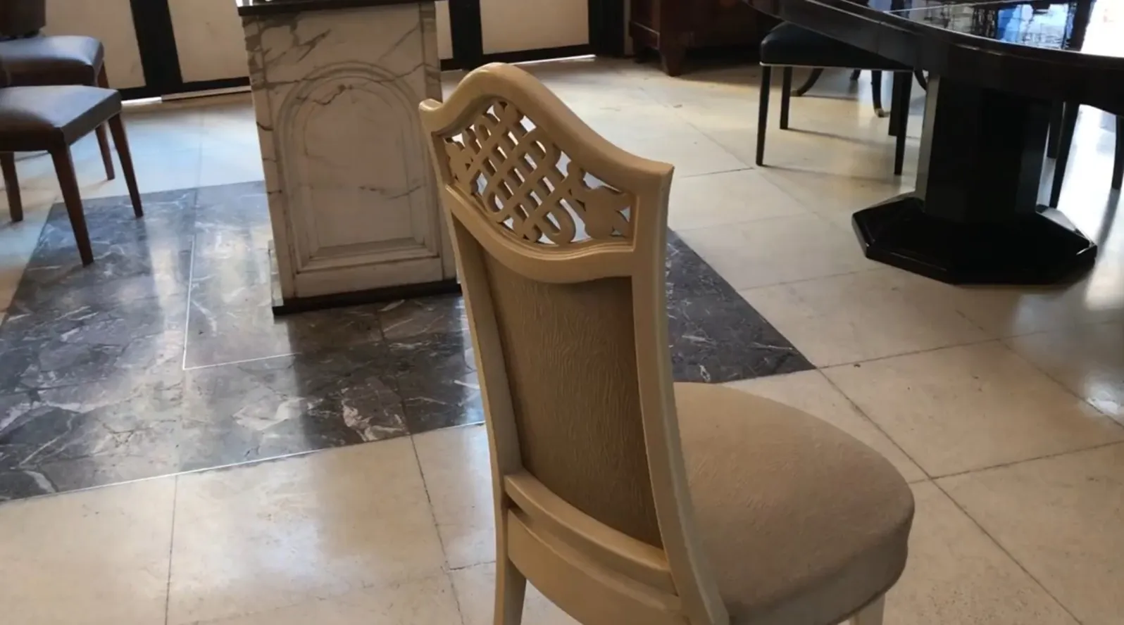 عرض 12 كراسي قديمة في بيئة أنيقة مع تصميمها الفريد