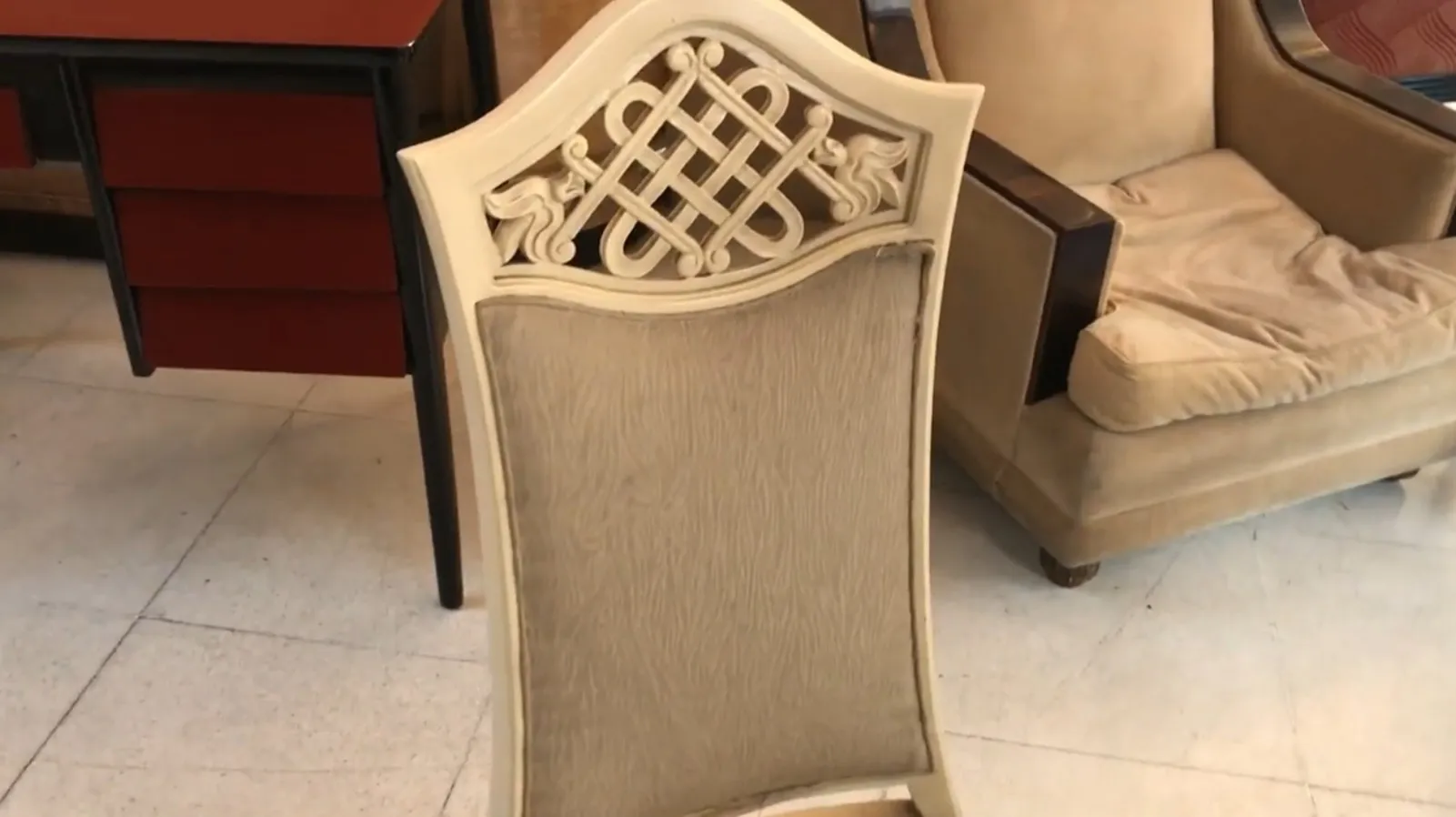 12 chaises anciennes à restaurer dans un cadre vintage