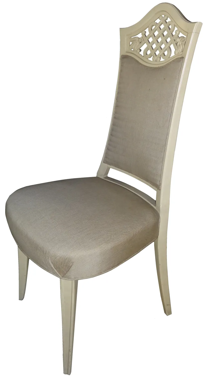 12 chaises anciennes avec un design élégant, parfaites pour restaurer dans un cadre accueillant.