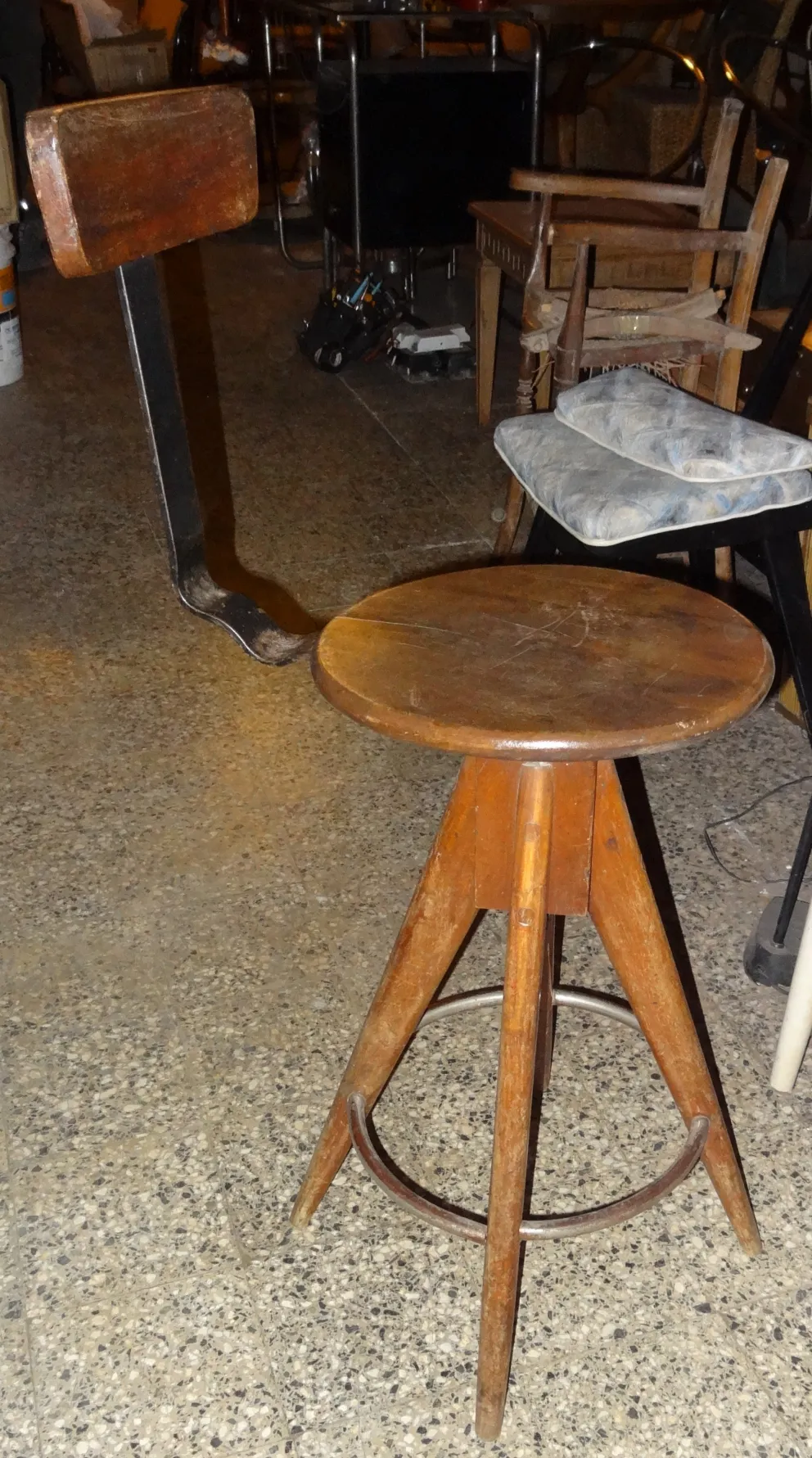Tabouret en bois avec un siège rond et des pieds inclinés