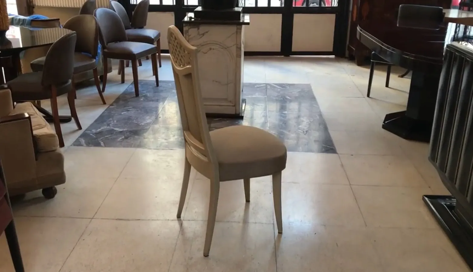 明るい部屋にある古い椅子12脚の側面視点