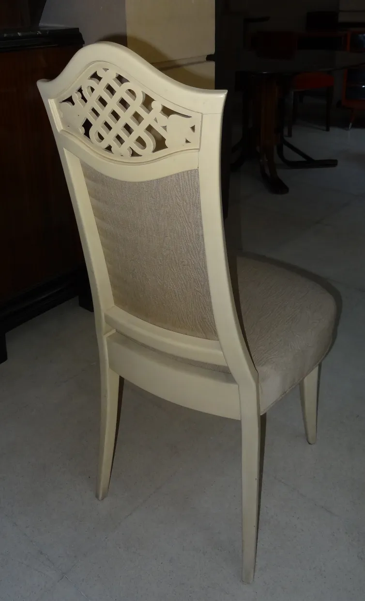 12 sillas antiguas con diseño clásico, usadas, en un ambiente rústico.