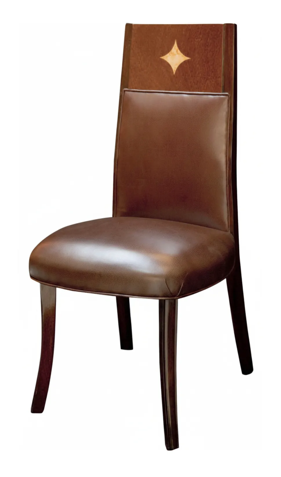 12 chaises anciennes avec des détails de design, sur un fond neutre