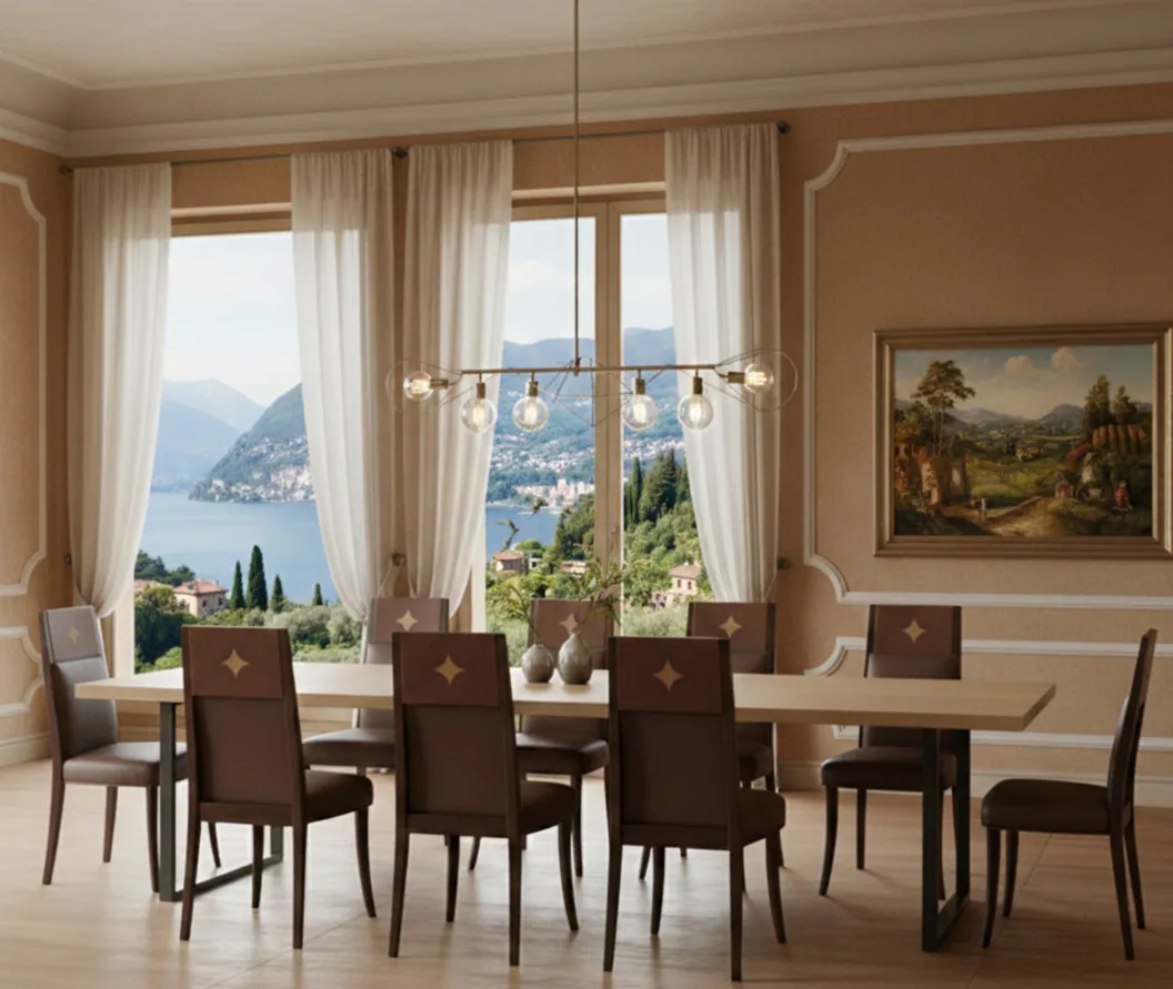 Huit chaises anciennes dans une salle à manger avec vue sur le lac, ambiance élégante