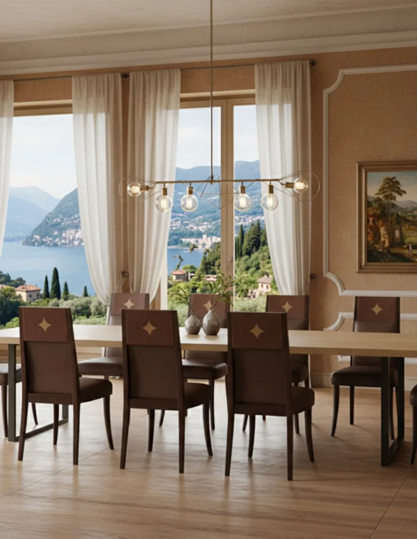 12 cadeiras antigas em uma elegante sala de jantar com vista para o lago.