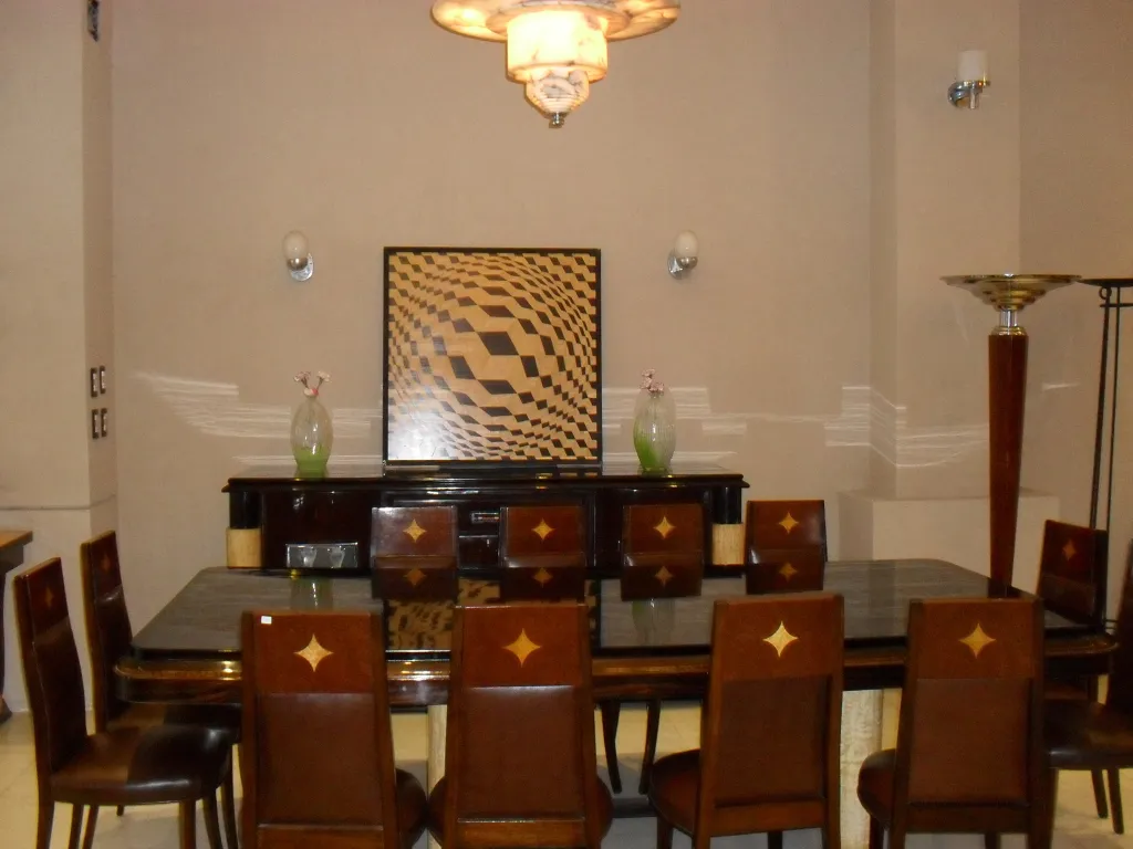 Conjunto de 12 sillas antiguas para restaurar, elegantes en un ambiente atractivo.