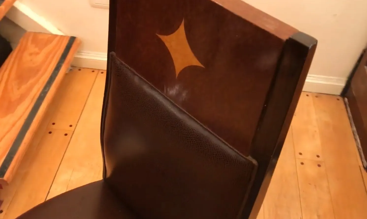 Détail de 12 chaises anciennes à restaurer, présentant un design art déco dans un environnement attrayant