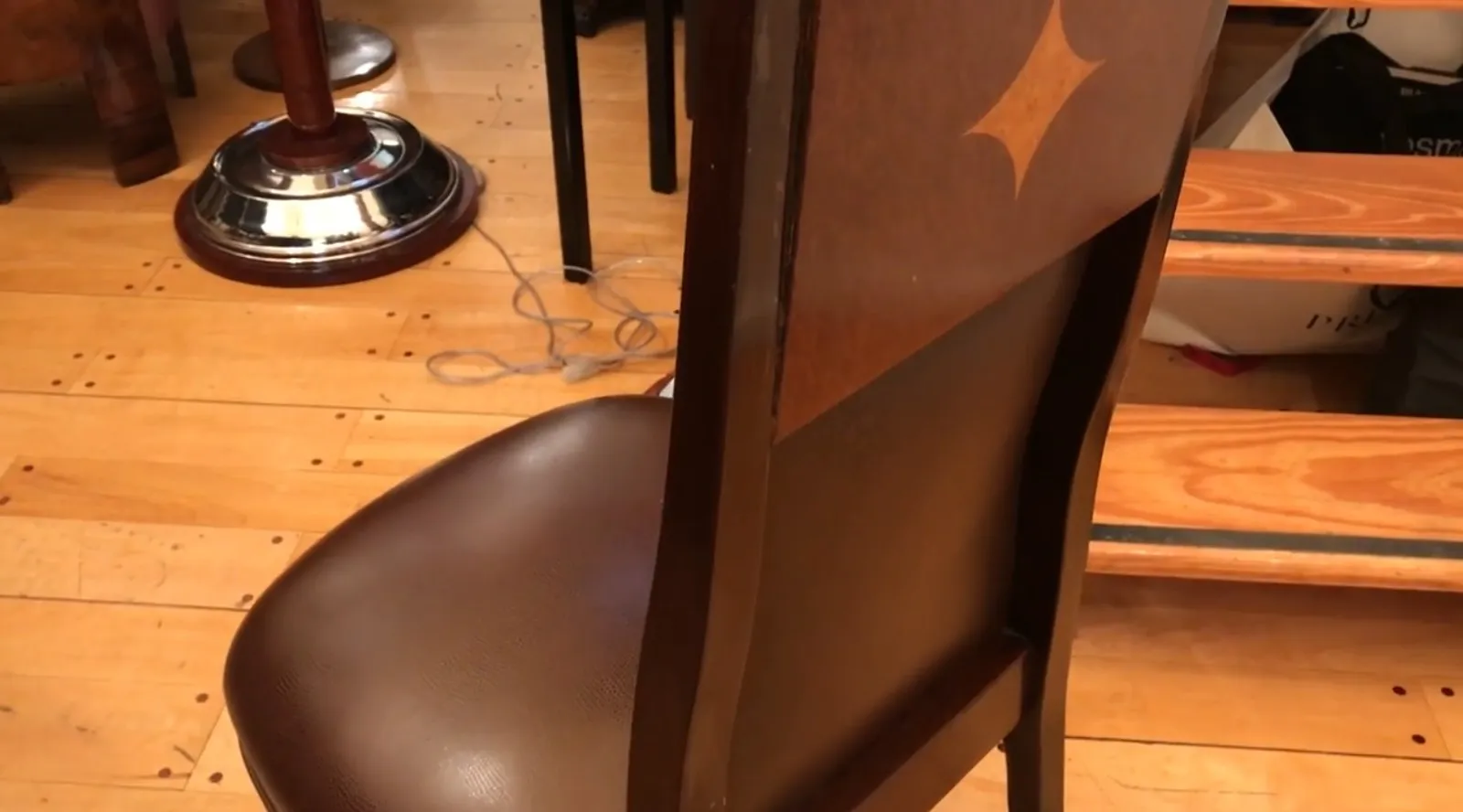 مجموعة من 12 كرسي قديم في إعداد تجديد