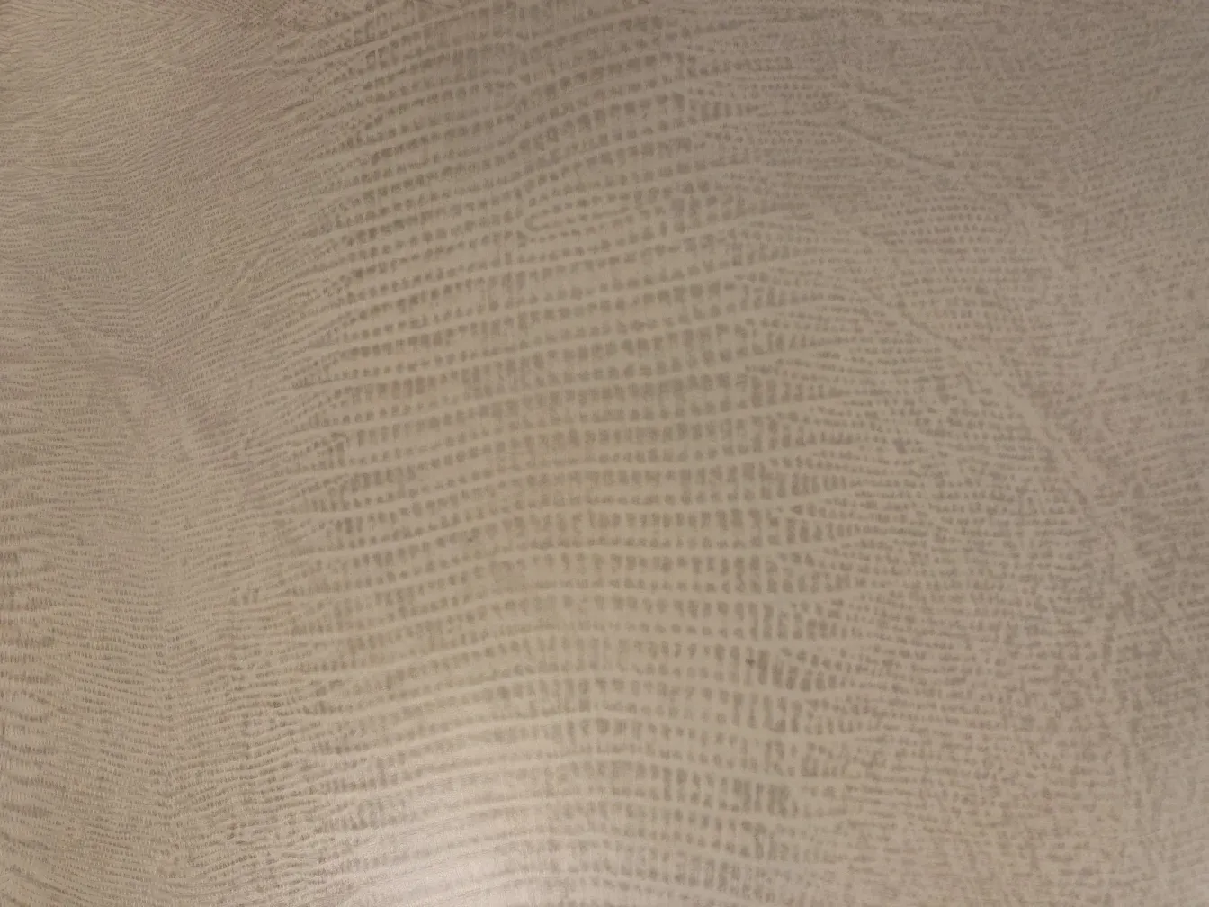 Banqueta antigua de diseño sencillo sobre fondo claro