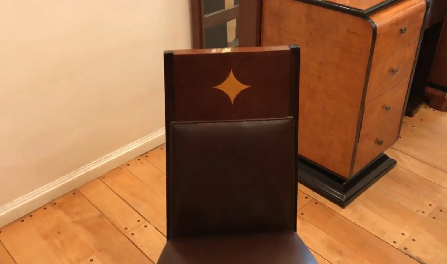 Vista detalhada de 12 cadeiras antigas para restaurar, mostrando acabamentos e design