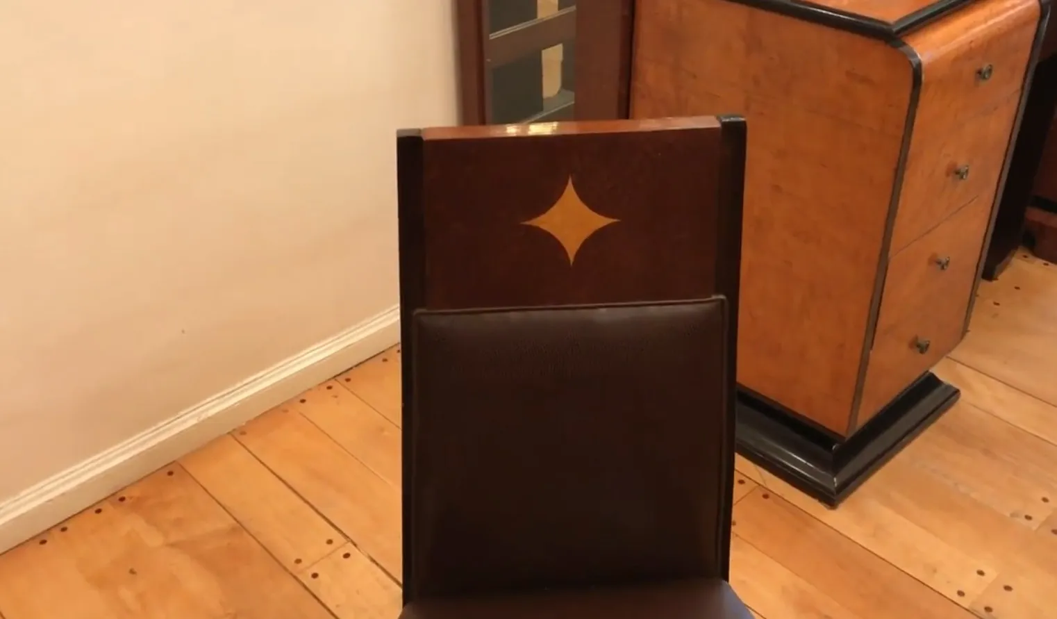 12 antike Stühle zum Restaurieren mit einzigartigem Design