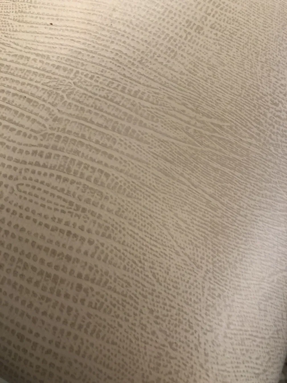 banqueta antiga com superfície texturizada e marcas sutis