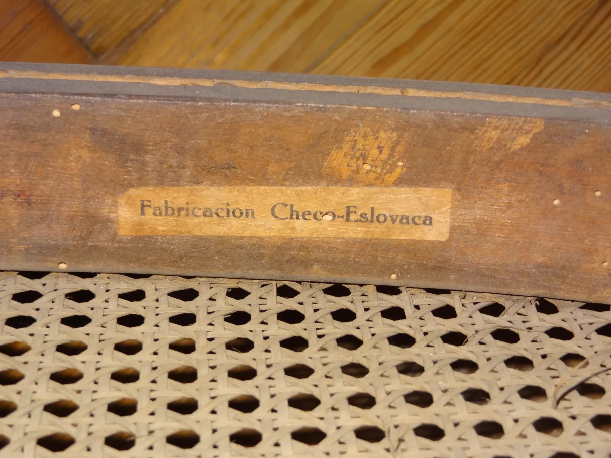 двенадцать antique стульев thonet в rustic окружении