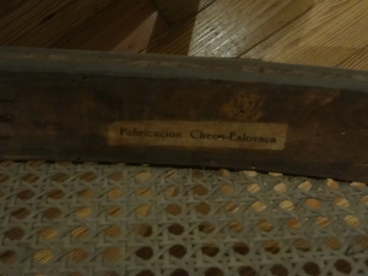 Vue de chaises Thonet anciennes dans un cadre accueillant.