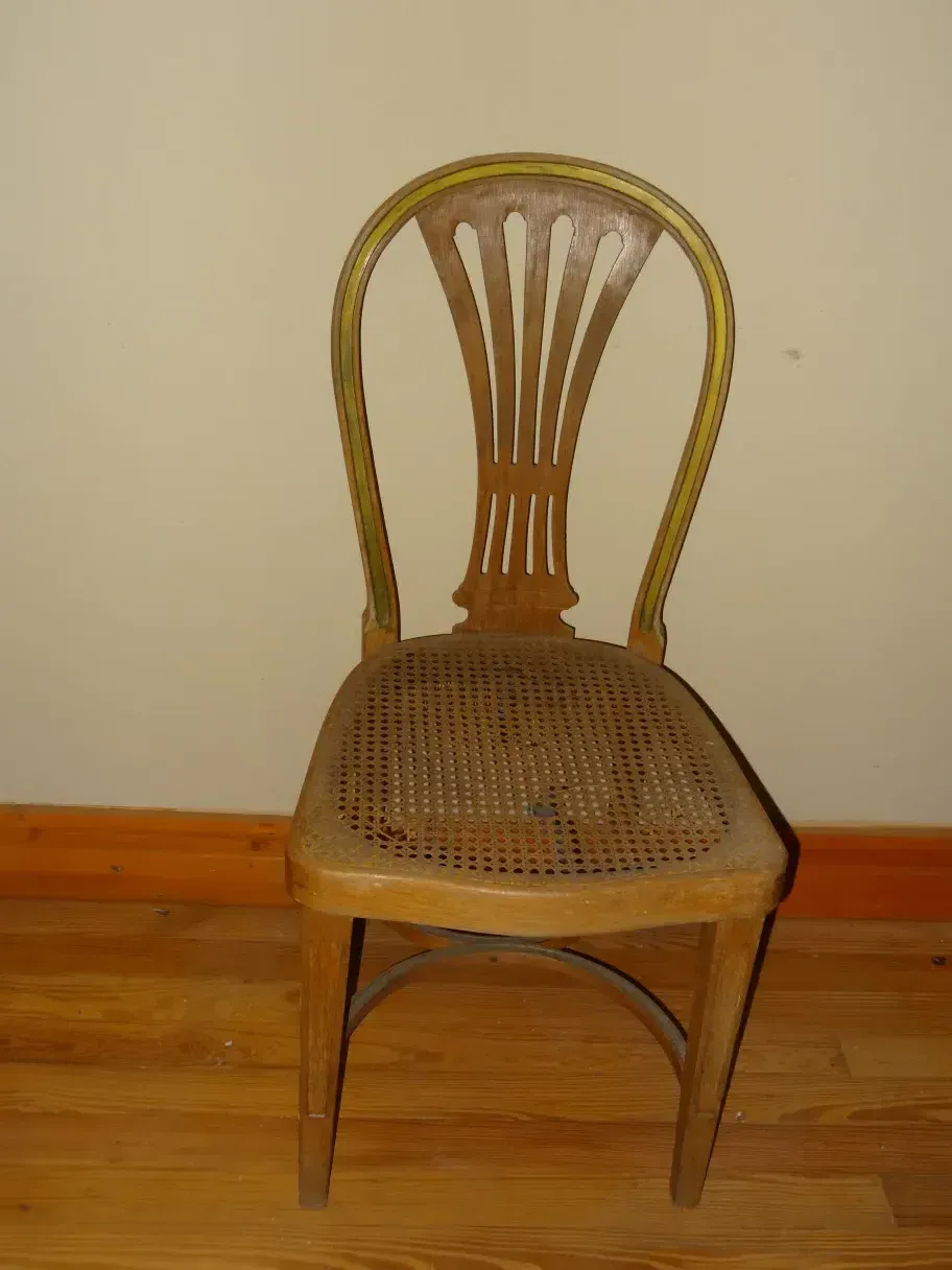 Sillas antiguas thonet con mimbre, para restaurar en ambiente neutro.