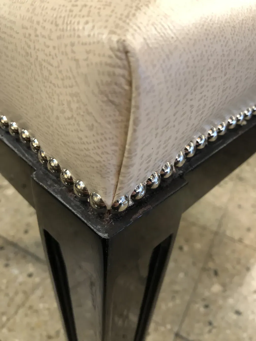 tabouret ancien avec coussin décoratif et pieds noirs