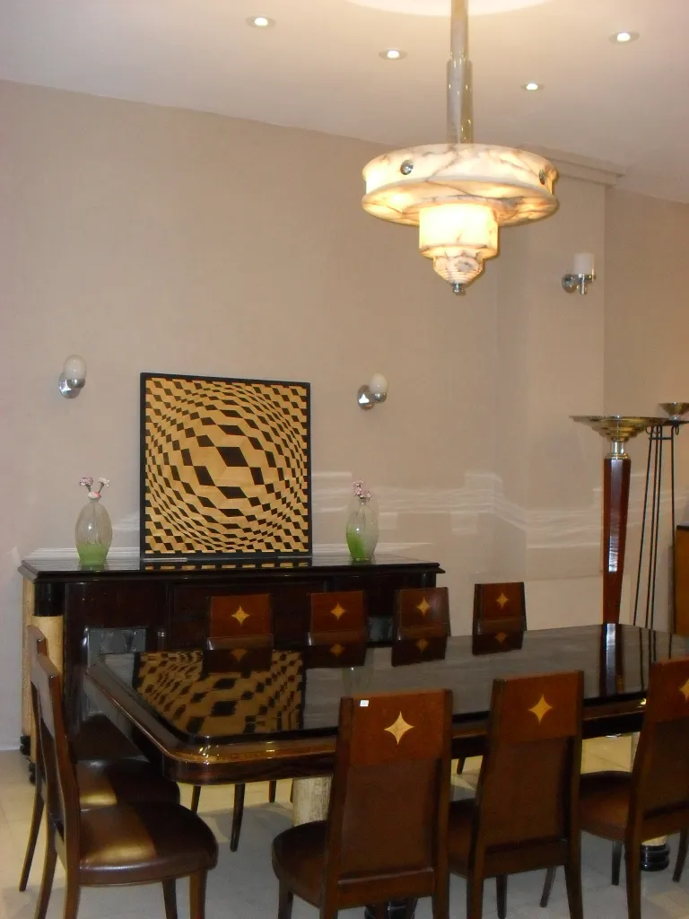 12 cadeiras antigas em uma sala de jantar moderna com lâmpada e decoração