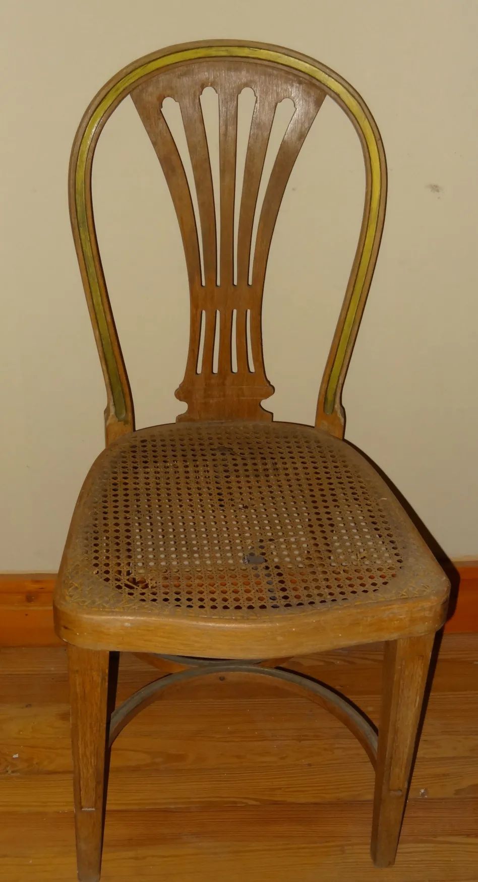 sicht einer antiken thonet-stühle mit gebogenem rücken zum restaurieren