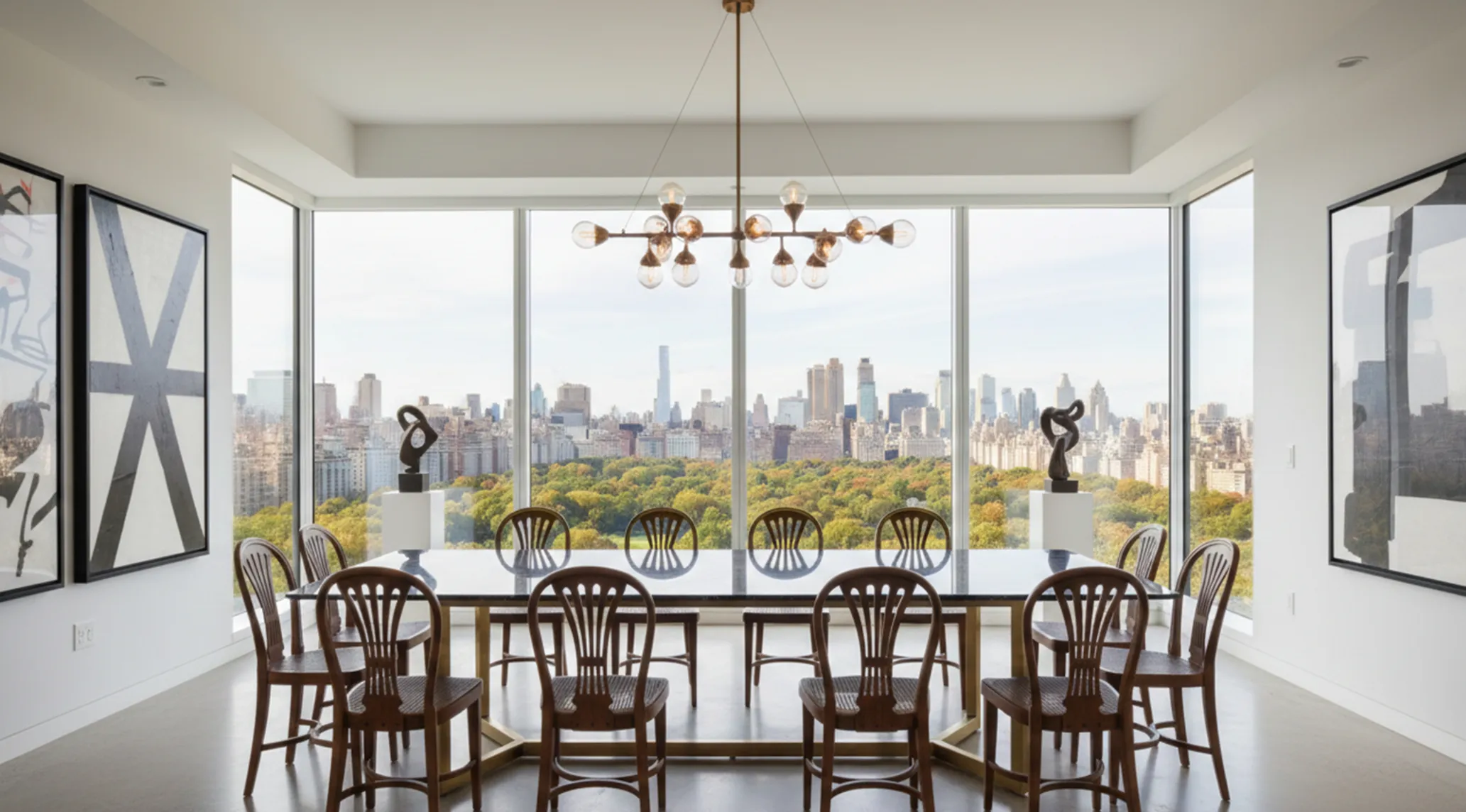 Vue d'une salle à manger moderne avec 12 chaises anciennes thonet dans un cadre lumineux et élégant