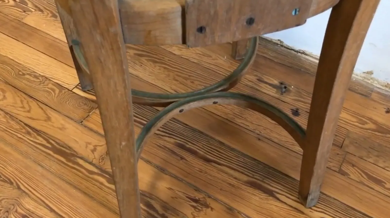 12 старинных стульев thonet в реставрационном окружении