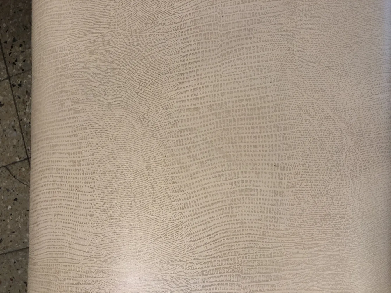 Sgabello antico decorativo con dettagli testurizzati chiari, perfetto per qualsiasi ambiente.