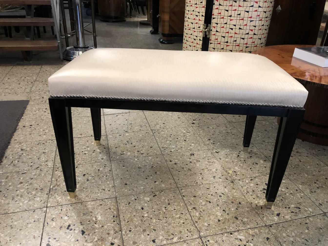 tabouret ancien avec finition élégante et pattes noires