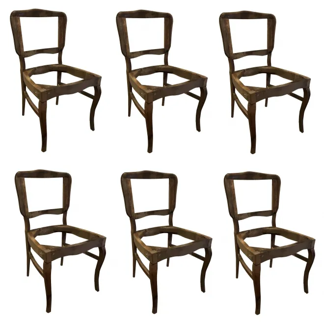 Ensemble de 6 chaises anciennes non rembourrées dans un cadre neutre.
