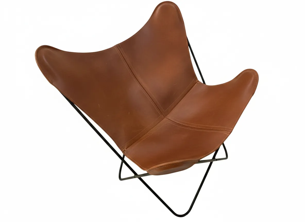 Fauteuil ancien avec design moderne et accoudoirs, élégant.