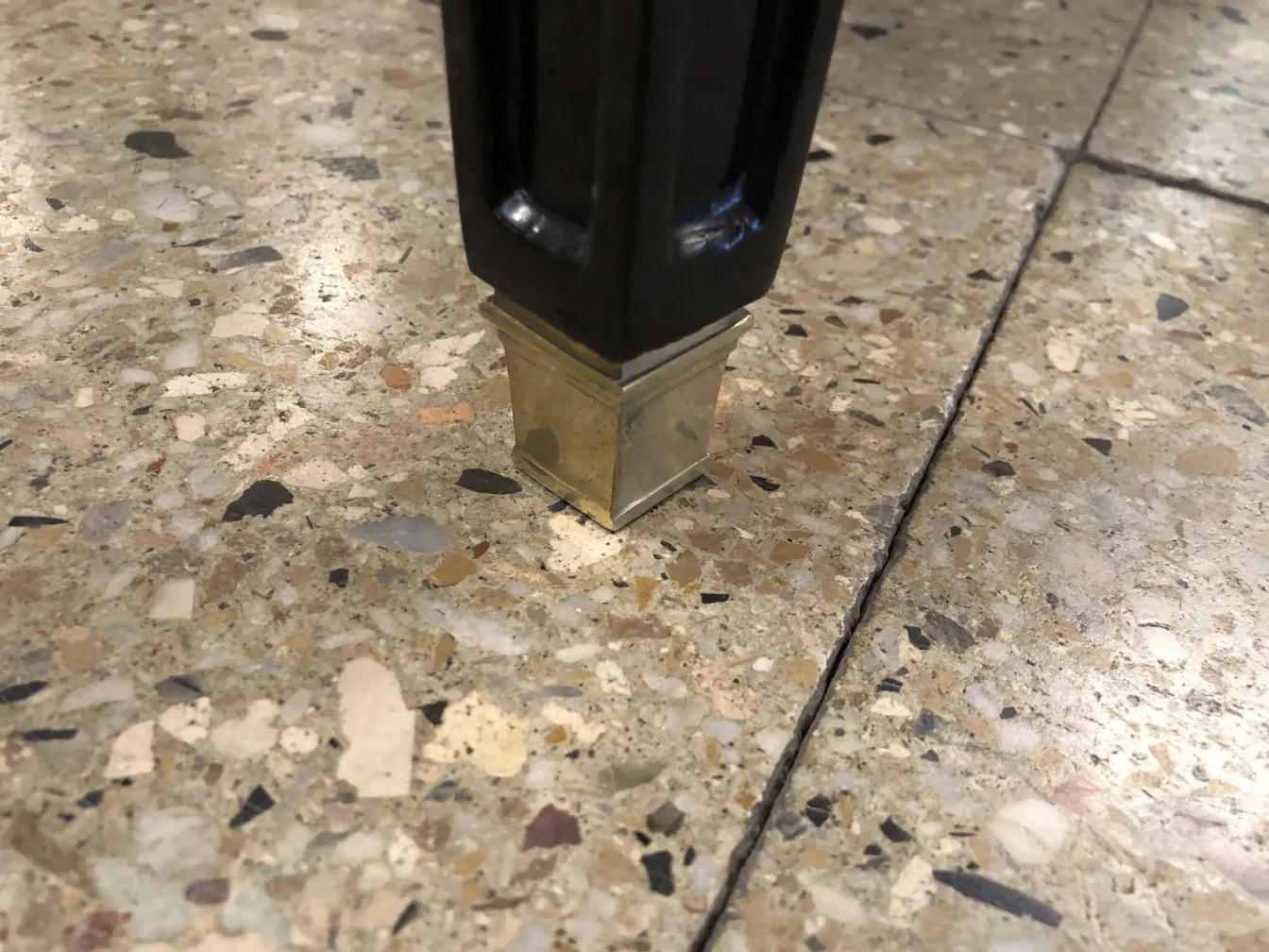 detalhe das pernas de uma banqueta antiga, elegante