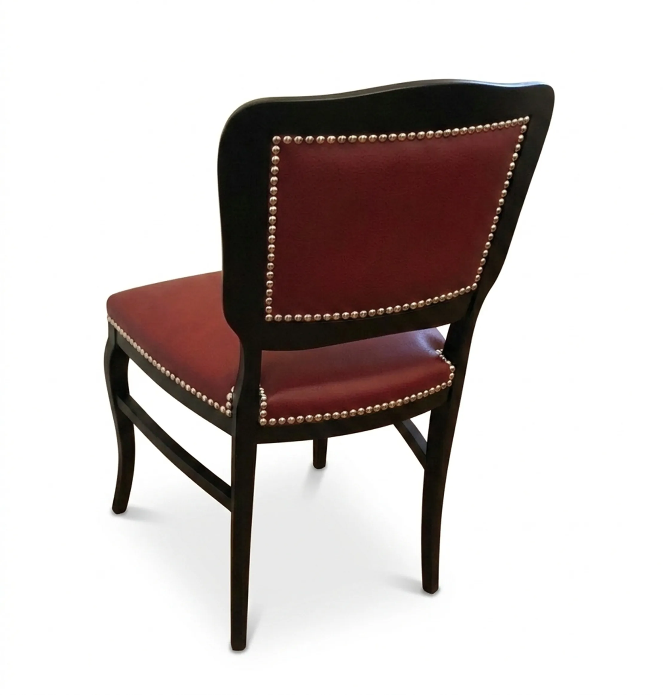 Seis cadeiras antigas com encosto e detalhes decorativos.