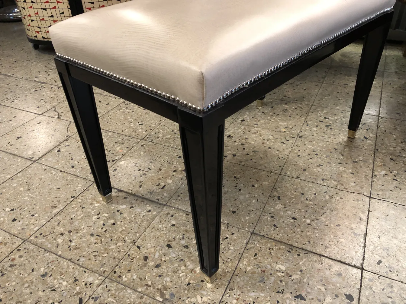 Tabouret ancien avec rembourrage et bords décoratifs