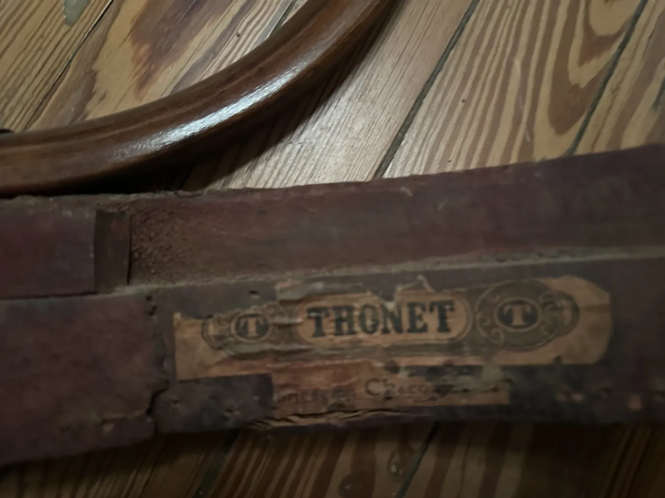 Détails de 4 chaises anciennes Thonet dans un cadre classique