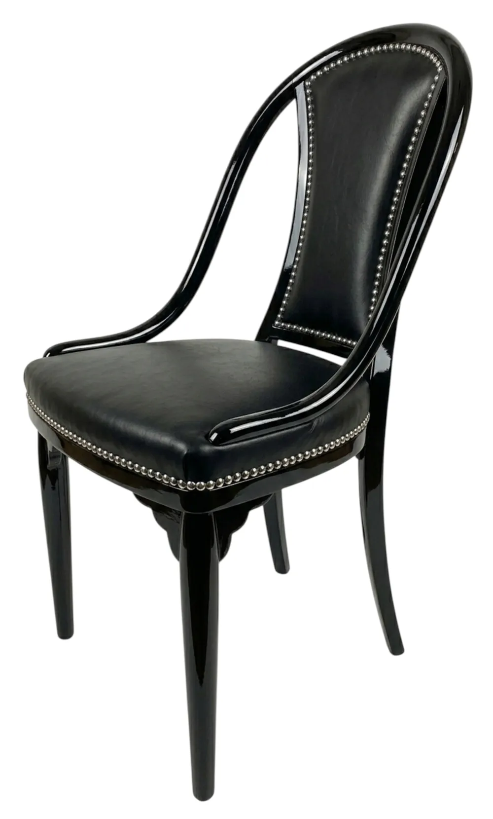 4 cadeiras antigas thonet em um ambiente acolhedor