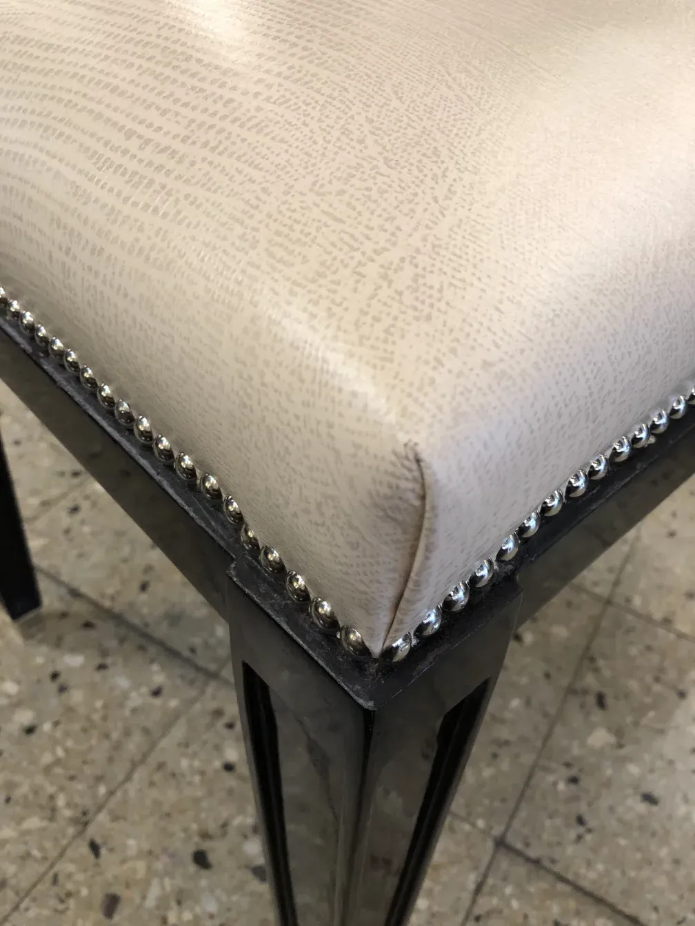 alter Hocker mit komfortablem und elegantem Design in einem gemütlichen Raum