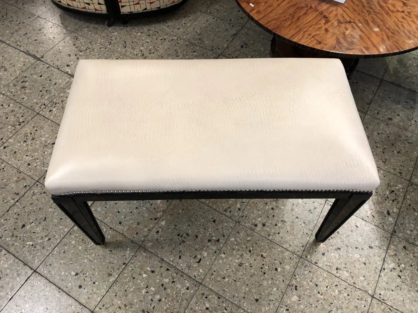 Tabouret ancien avec surface plate et jambes élégantes dans un cadre accueillant.