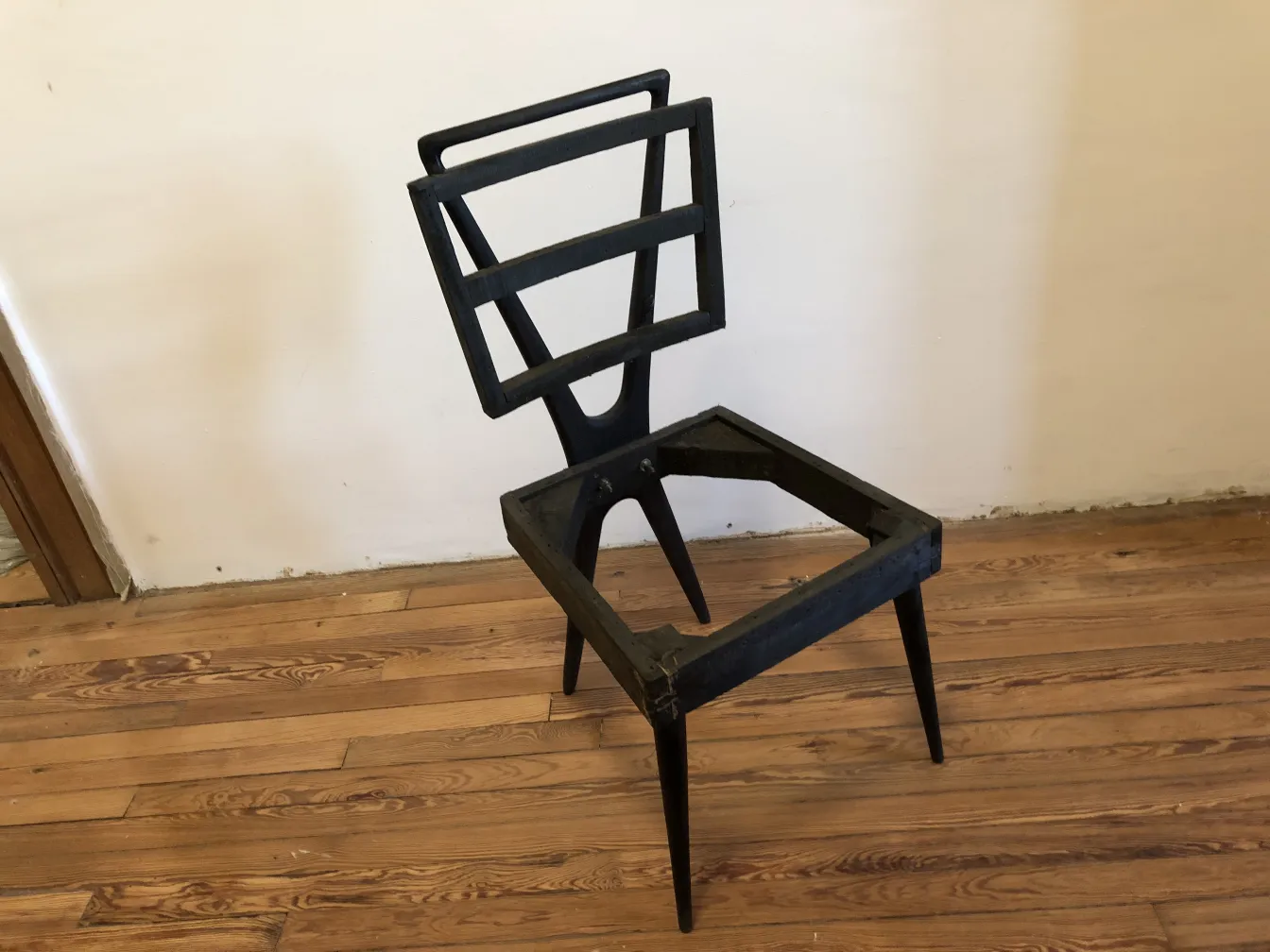 12 sillas antiguas para restauración, con un diseño único, ambiente neutral