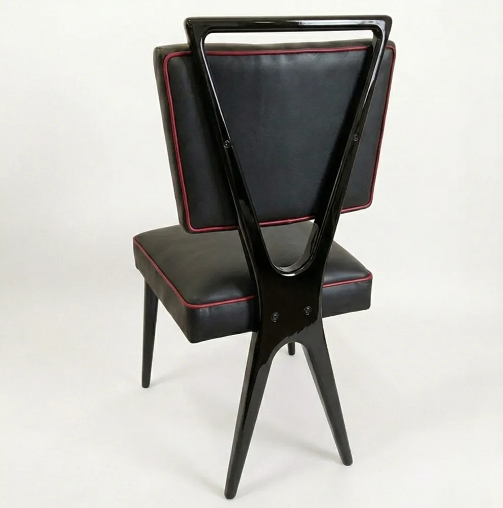 Vue arrière de 12 chaises antiques avec des détails rouges.